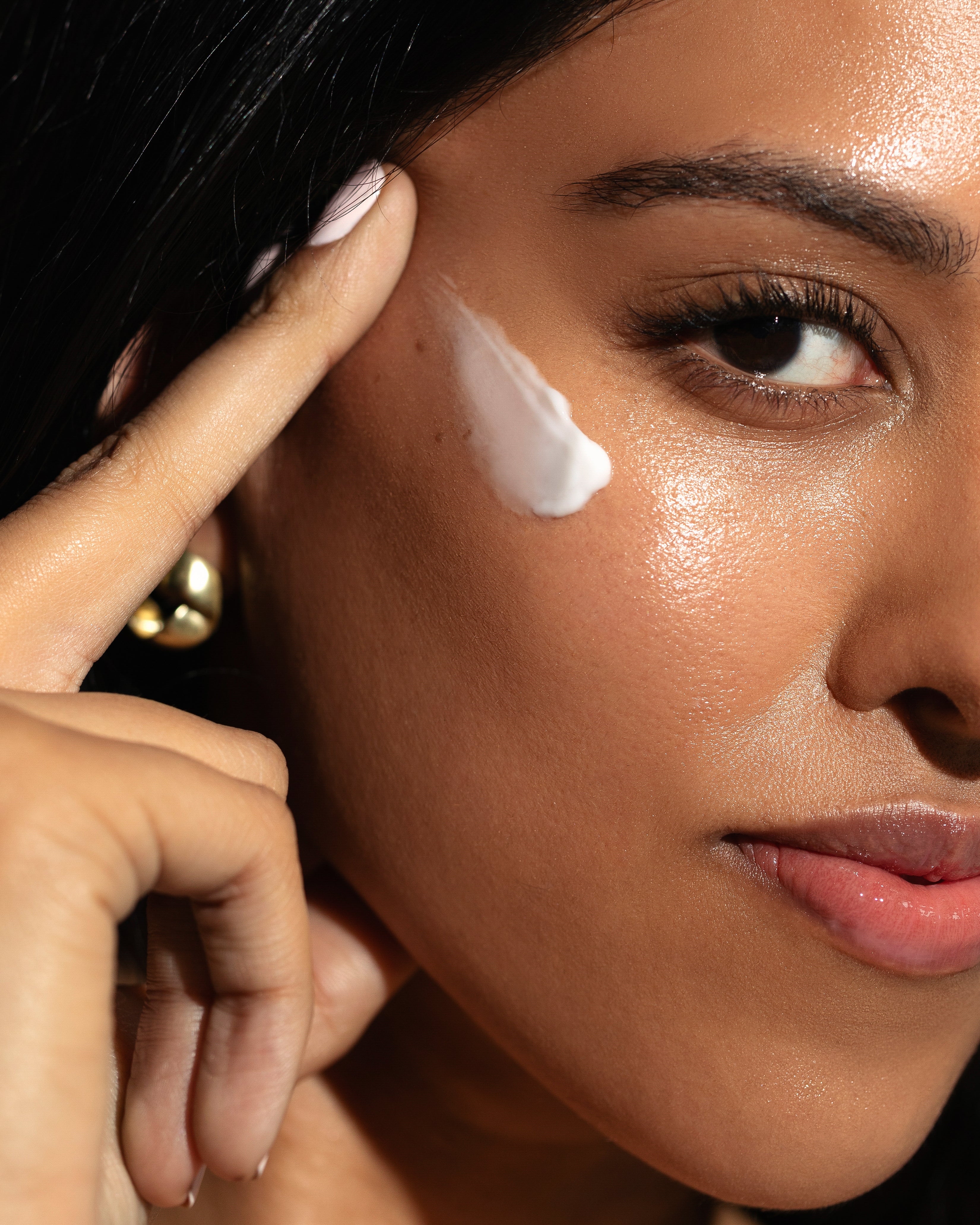 Model_Hydrating_skin_barrier_repair_rich_face_moisturizer_boost_elasticity_close-up.jpg