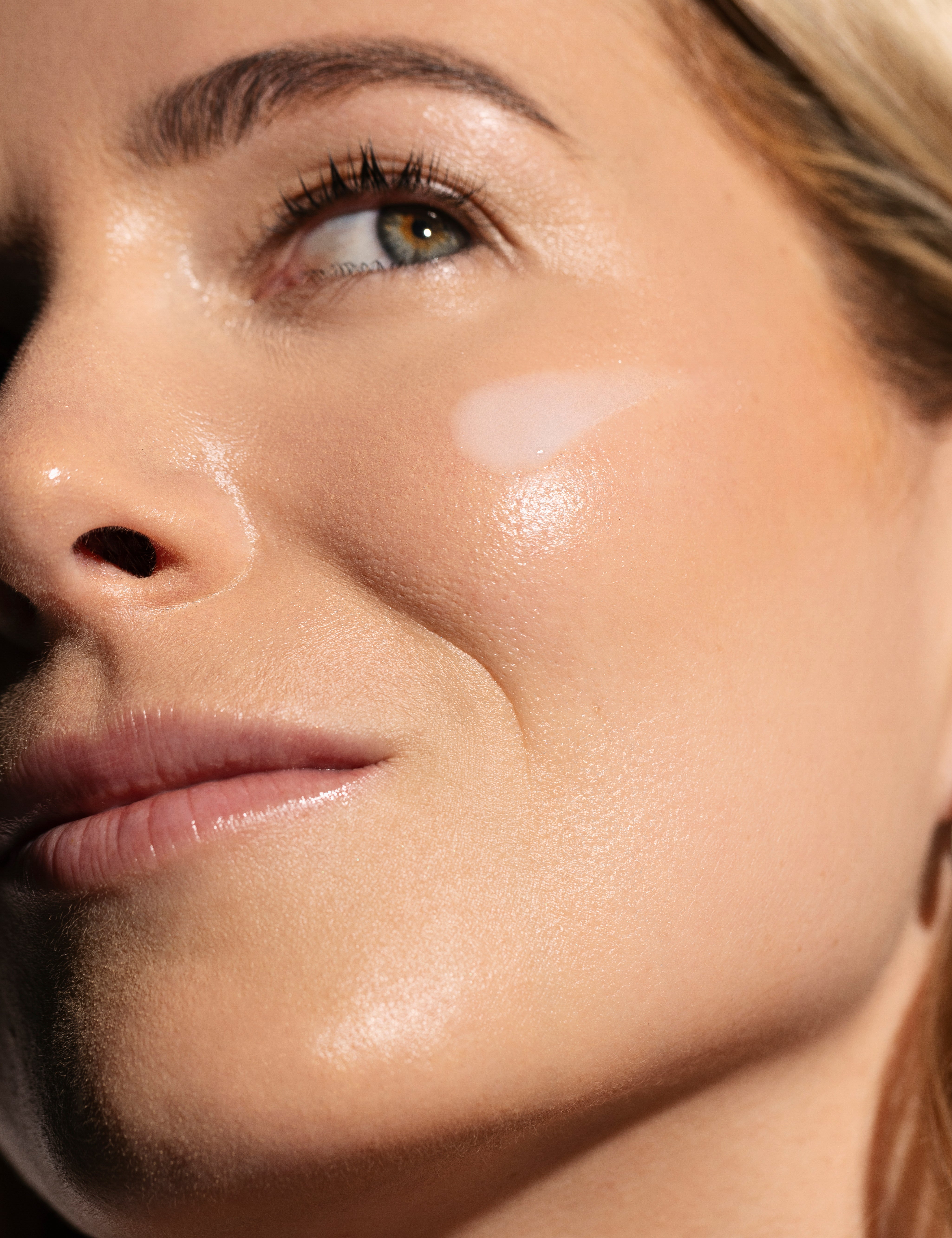 Model_Soft_Serum_Sensitive_Skin_Exfoliant_Exfoliating_with_Niacinamide_glowy_skin.jpg