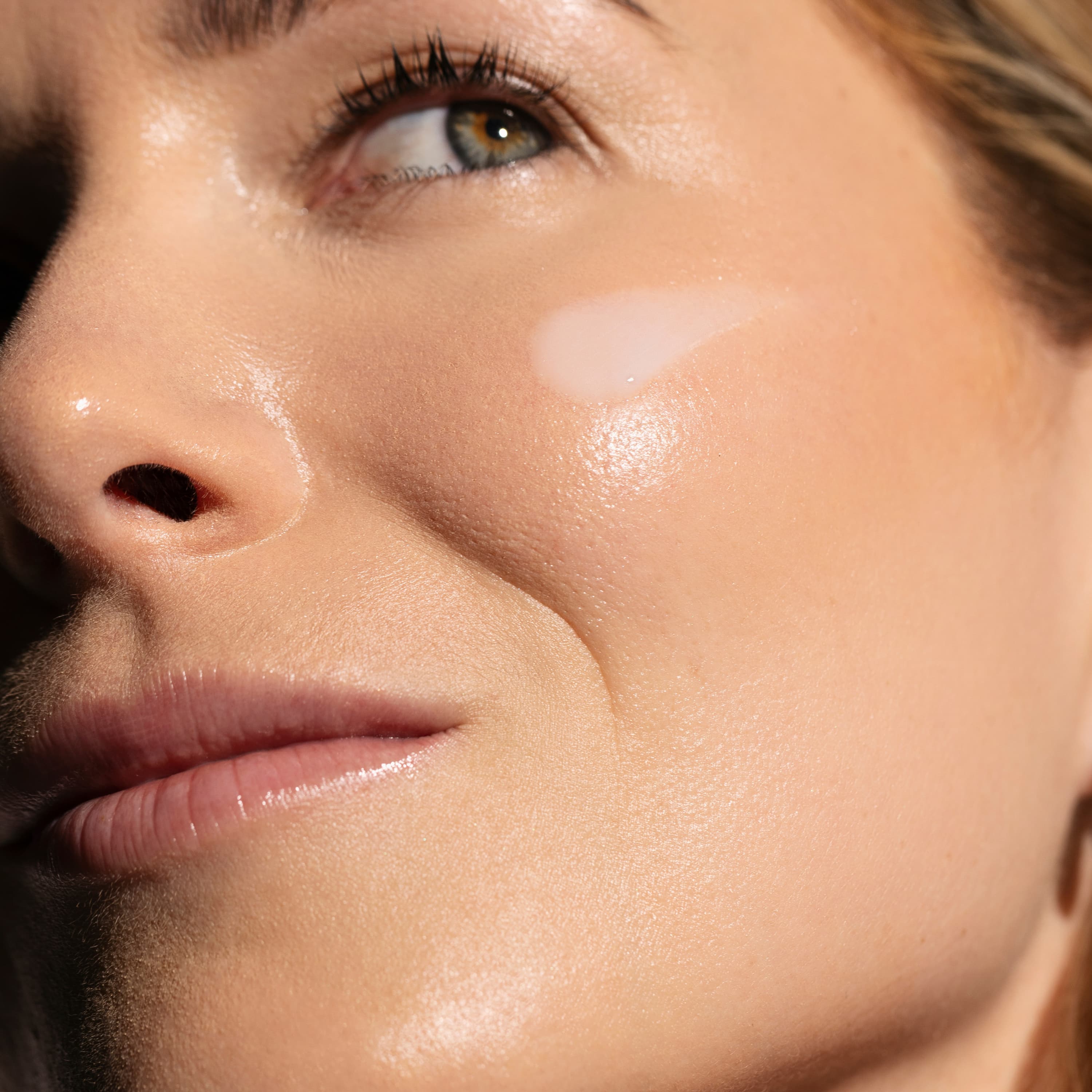 Soft_Serum_Sensitive_Skin_Exfoliant_Exfoliating_with_Niacinamide_glowy_skin.jpg